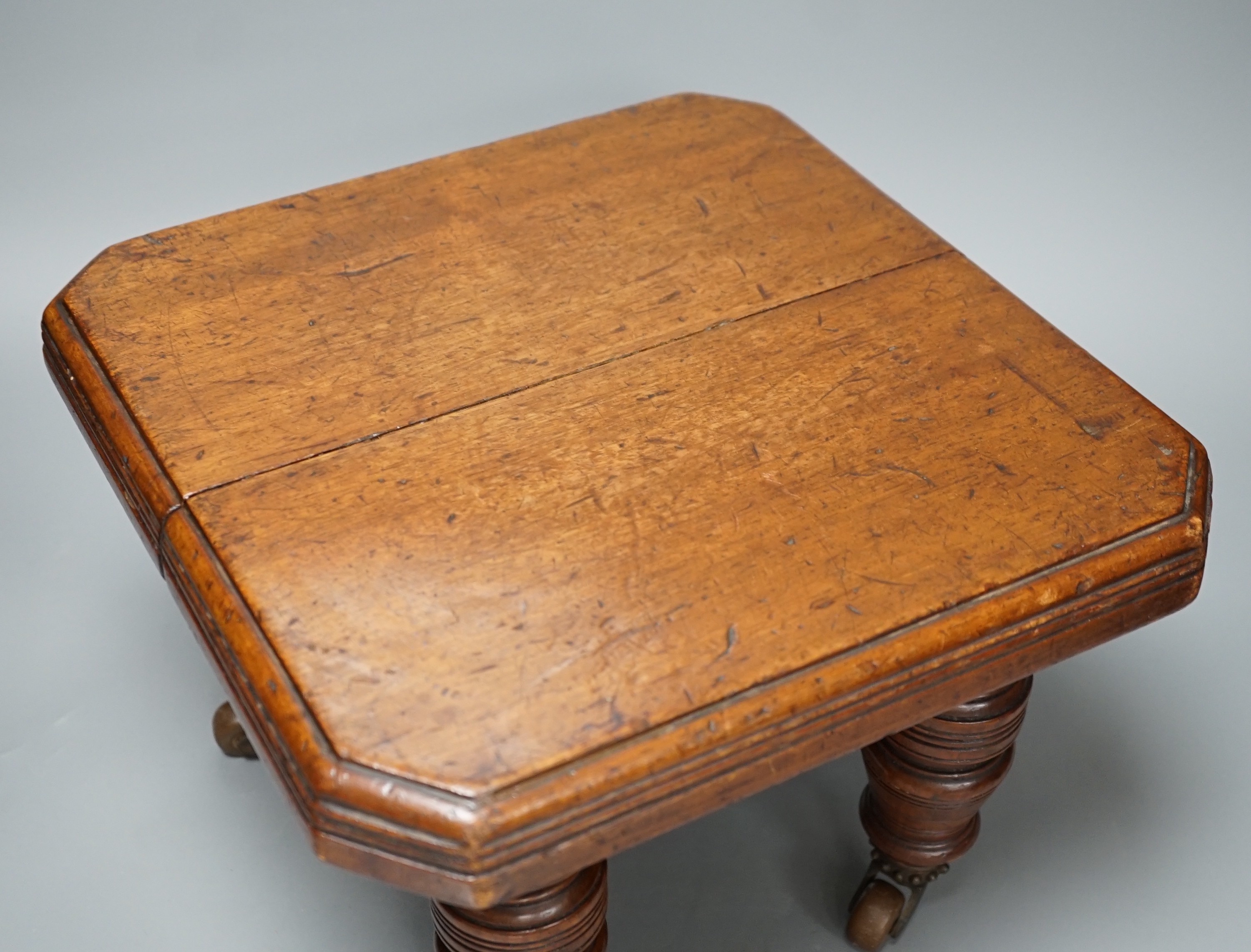 A late Victorian mahogany miniature extending table, possibly an apprentice piece, 24cms high.